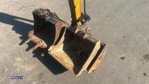 2021 jcb 15c ( cabbed ) c/w 3 buckets - 9