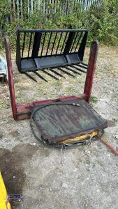 Bale nipper to suit round or square bales - 2