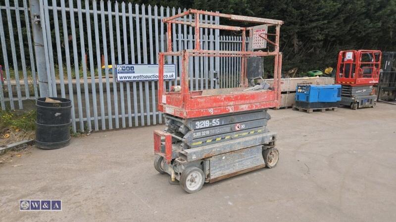 2013 SKYJACK SJ111 3219 battery driven scissor lift (s/n 22049445)