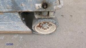 2013 SKYJACK SJ111 3219 battery driven scissor lift (s/n 22049445) - 10
