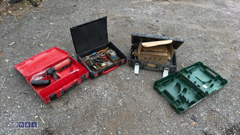 Quantity of tools & boxes