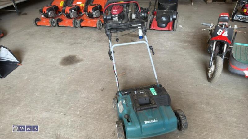 MAKITA 240v scarifier c/w collection box