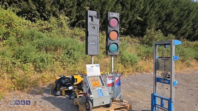 2 x PIKE traffic lights (3262656)(3242611)