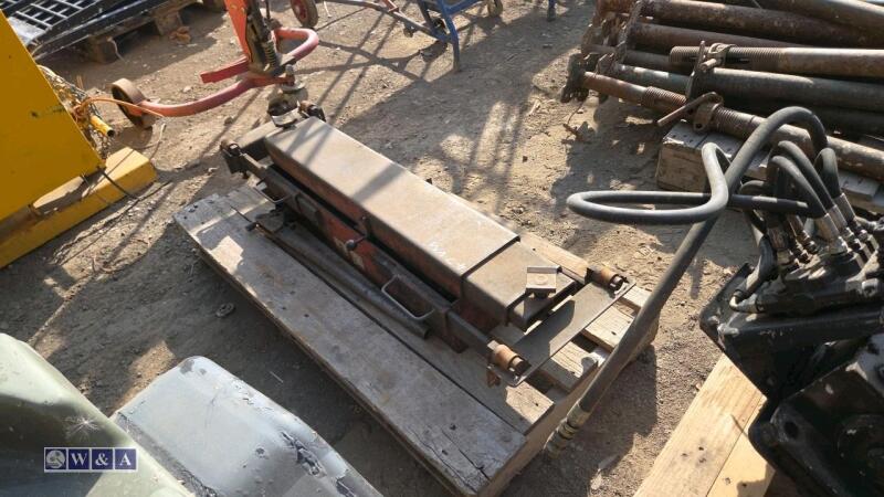 Jacking beam (red)
