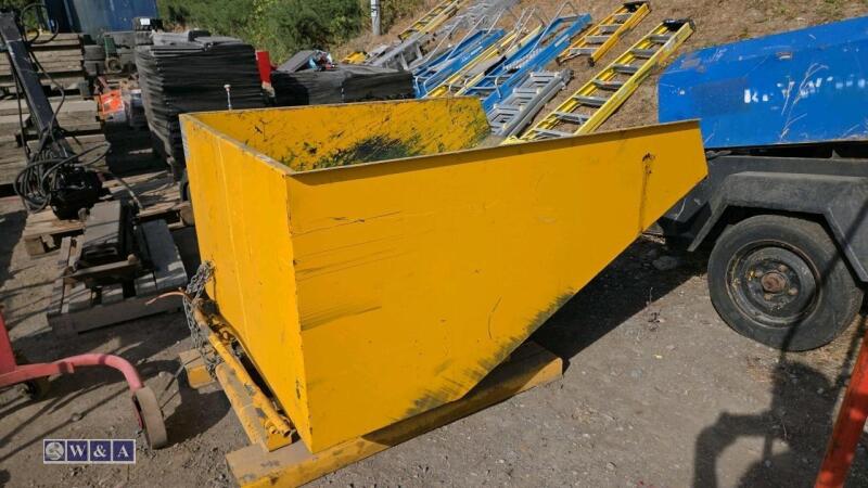 Tipping skip to suit forklift