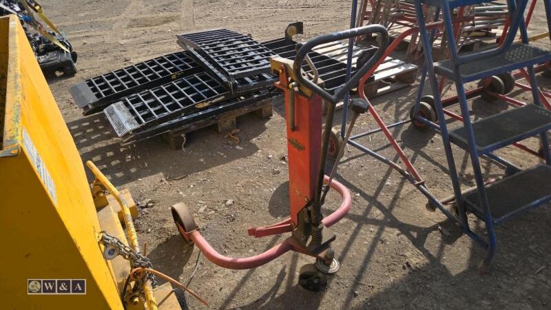 Barrel lifting trolley