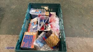 Tray of wood screws & wall plugs - 4