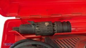HILTI TE300 110v needle gun c/w case (3285418) - 2