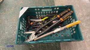 Tray of grass shears / loppers