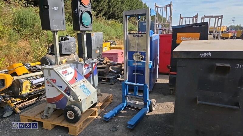 GENIE GL8 material lift