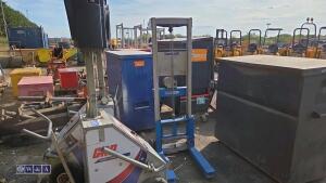 GENIE GL8 material lift - 2