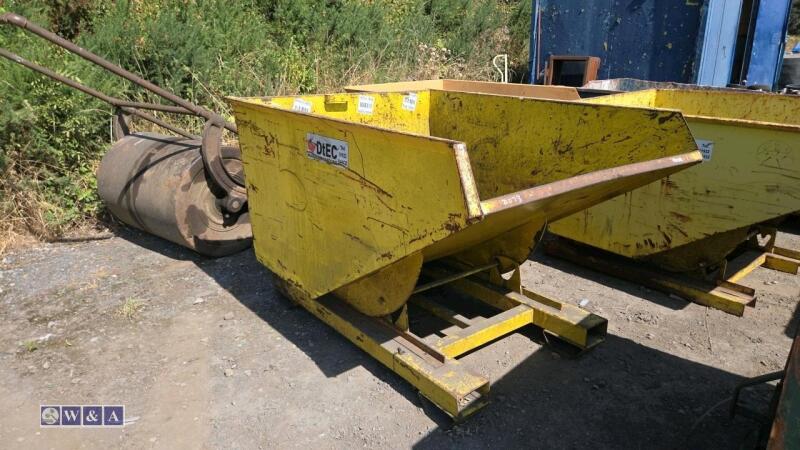 Forklift tipping skip