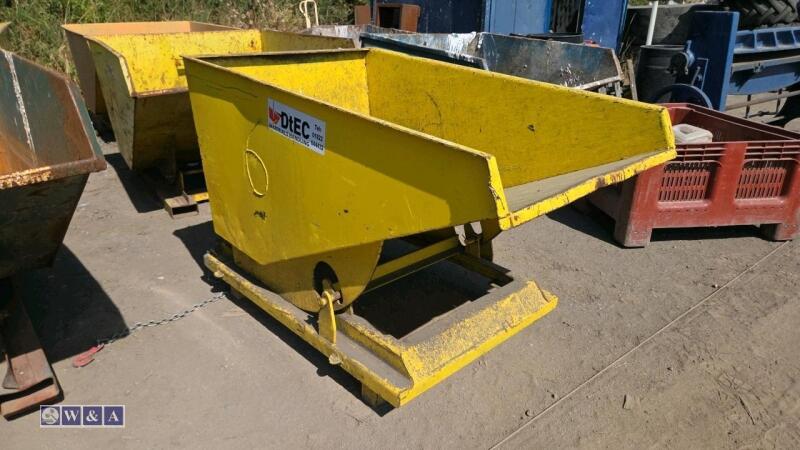 Forklift tipping skip