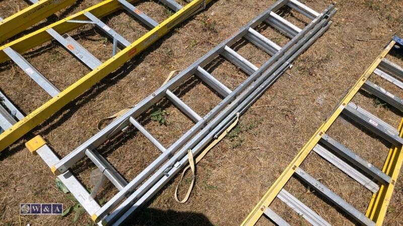 Aluminium triple extendable ladder