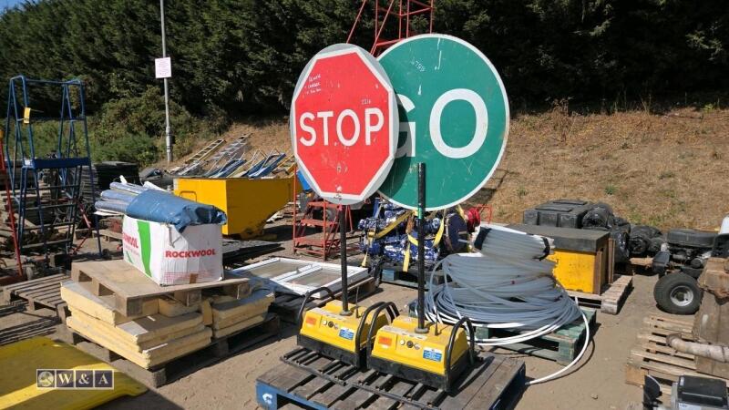 2 x PIKE stop & go boards c/w remote & charger (3433771)