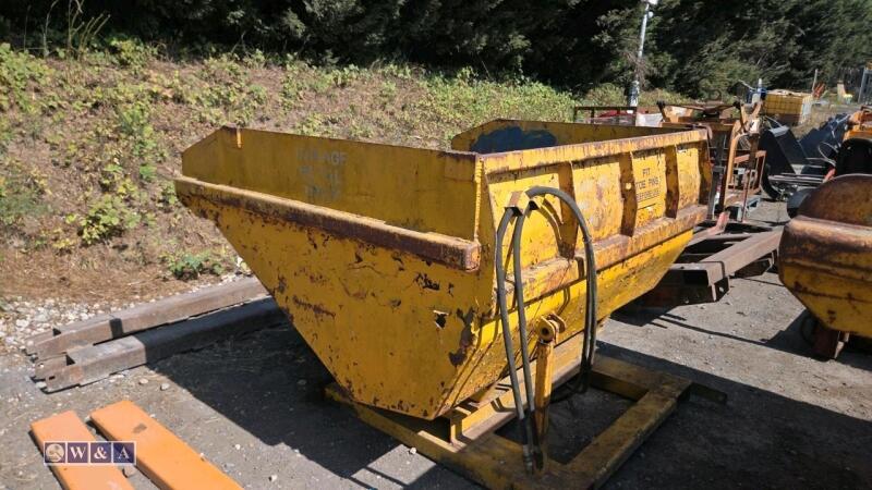 Hydraulic tipping skip c/w quick release coupling