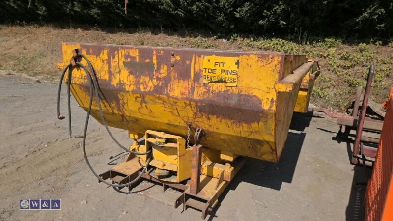 Hydraulic tipping skip c/w quick release coupling