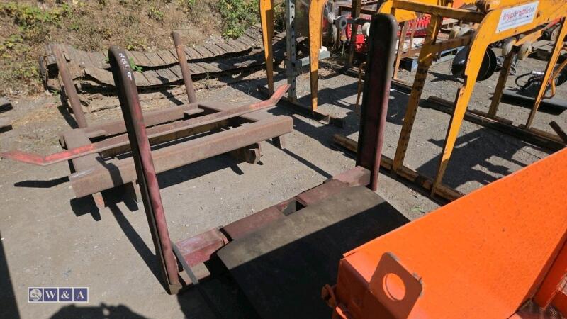 Bale nipper to suit round or square bales