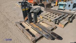 Pair of hydraulic extending forks - 3