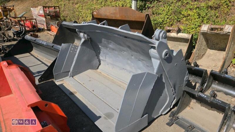 4in1 bucket c/w pine cone fittings