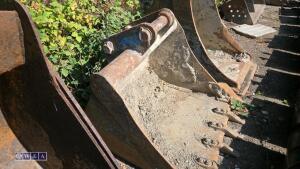 3ft digging bucket (to suit Volvo ECR8.8)(60mm pins) - 3