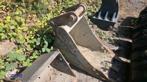 18'' digging bucket (to suit Volvo ECR8.8)(60mm pins) - 2