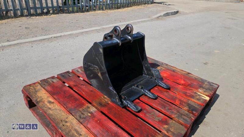 JCB 19'' digging bucket (30mm pins) (unused)