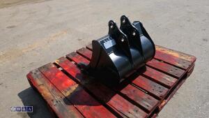 JCB 19'' digging bucket (30mm pins) (unused) - 3