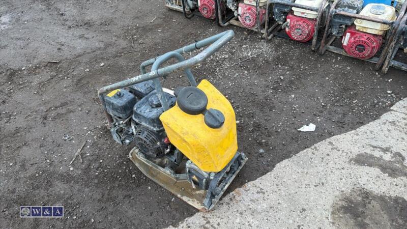 4586