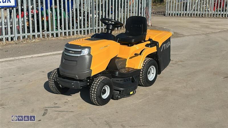 2018 STIGA ESTATE 3098H 98cm cut & collect lawn tractor c/w collection box (s/n 00253917)