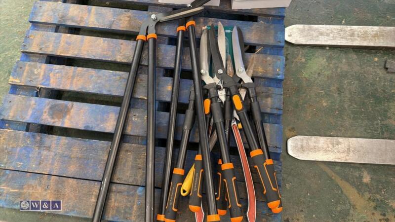 Quantity of garden shears & cutters