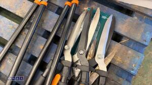 Quantity of garden shears & cutters - 2