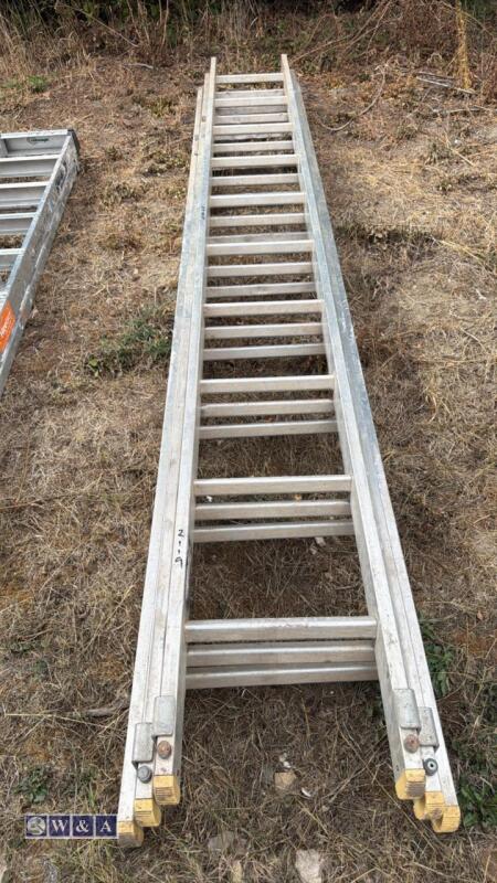 Aluminium triple extendable ladder