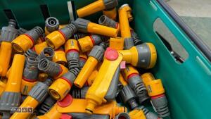 Tray of hose couplings, spray guns, hoses - 4