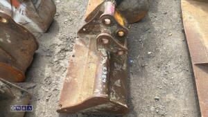 24'' digging bucket (30mm pins) - 2