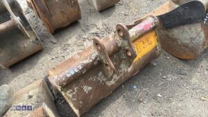 24'' digging bucket (30mm pins) - 3