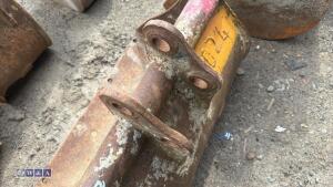 24'' digging bucket (30mm pins) - 4