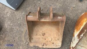 17'' digging bucket (30mm pins) - 2