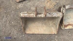 23'' digging bucket (30mm pins) - 2