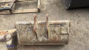23'' digging bucket (30mm pins) - 4