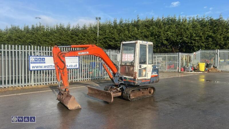 KUBOTA KX71 rubber tracked excavator with bucket, blade & piped