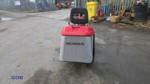 HONDA HF1211H hydrostatic drive direct collect ride on mower (s/n 8004055) - 4