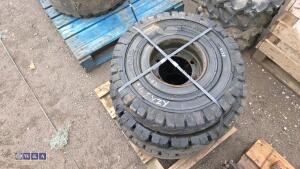 Pallet of forklift wheels & tyres - 3