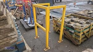 Metal frame (yellow)