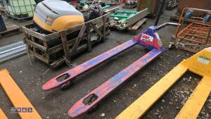 2000kg long tined hydraulic pallet truck - 2