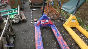 2000kg long tined hydraulic pallet truck - 3