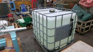 1000ltr IBC of vehicle wash solution - 3