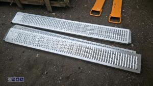 Pair of metal ramps - 2