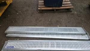 Pair of metal ramps - 3