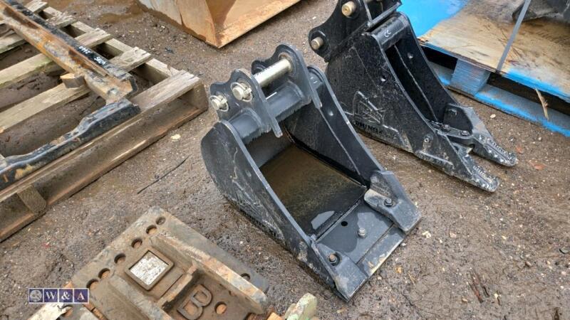12'' digging bucket c/w bolt on blade to suit 1.5t excavator (30mm pins) (unused)
